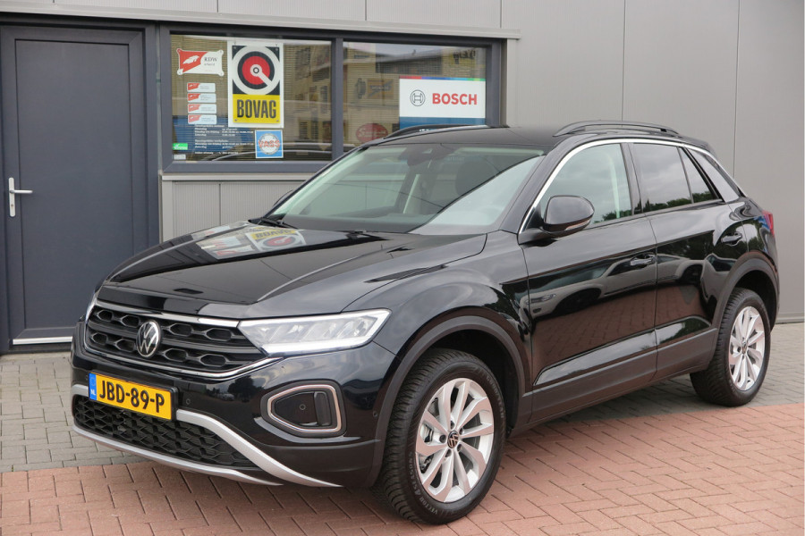 Volkswagen T-Roc 1.5 TSI 150pk DSG Life Edition, Camera,Navigatie,Virtual cockpit, ACC, Carplay ,Keyless ,Led verlichting ,Stoelverwarming, Schakelmogelijkheid stuurwiel, etc. slechts 3000km! Fabrieksgarantie t/m 02-2027. Volkswagen T-Roc 1.5 TSI 150pk DSG Life Edition, Camera,Navigatie,Virtual cockpit, ACC, Carplay ,Keyless ,Led verlichting ,Stoelverwarming, Schakelmogelijkheid stuurwiel, etc. slechts 3000km! Fabrieksgarantie t/m 02-2027.