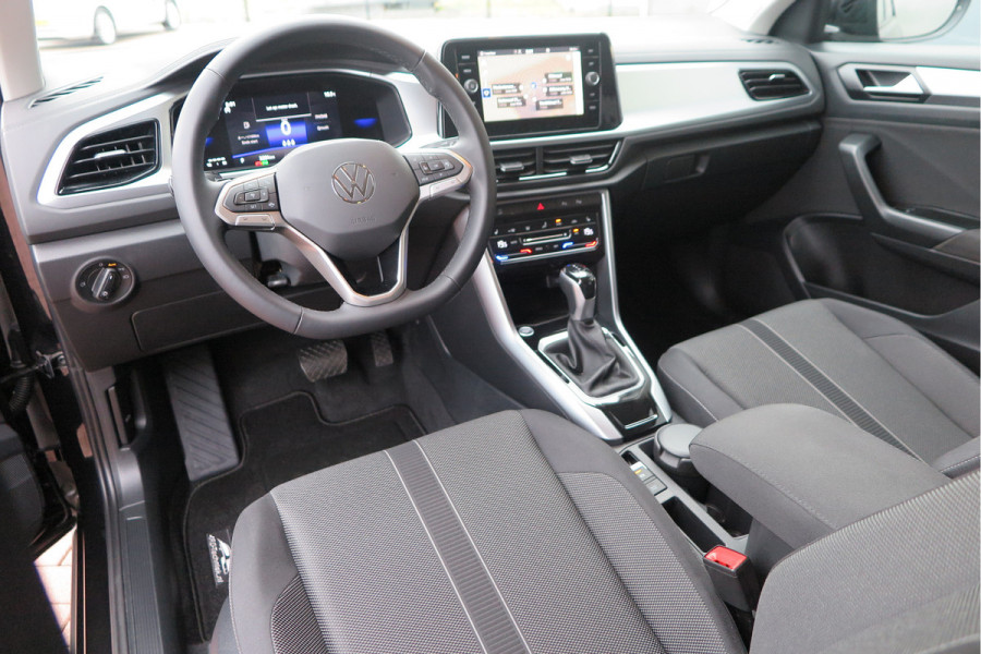 Volkswagen T-Roc 1.5 TSI 150pk DSG Life Edition, Camera,Navigatie,Virtual cockpit, ACC, Carplay ,Keyless ,Led verlichting ,Stoelverwarming, Schakelmogelijkheid stuurwiel, etc. slechts 3000km! Fabrieksgarantie t/m 02-2027. Volkswagen T-Roc 1.5 TSI 150pk DSG Life Edition, Camera,Navigatie,Virtual cockpit, ACC, Carplay ,Keyless ,Led verlichting ,Stoelverwarming, Schakelmogelijkheid stuurwiel, etc. slechts 3000km! Fabrieksgarantie t/m 02-2027.