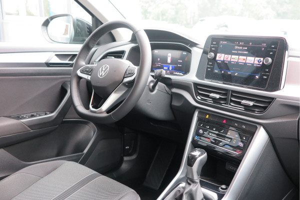 Volkswagen T-Roc 1.5 TSI 150pk DSG Life Edition, Camera,Navigatie,Virtual cockpit, ACC, Carplay ,Keyless ,Led verlichting ,Stoelverwarming, Schakelmogelijkheid stuurwiel, etc. slechts 3000km! Fabrieksgarantie t/m 02-2027. Volkswagen T-Roc 1.5 TSI 150pk DSG Life Edition, Camera,Navigatie,Virtual cockpit, ACC, Carplay ,Keyless ,Led verlichting ,Stoelverwarming, Schakelmogelijkheid stuurwiel, etc. slechts 3000km! Fabrieksgarantie t/m 02-2027.