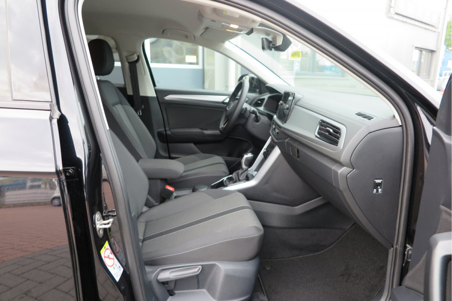 Volkswagen T-Roc 1.5 TSI 150pk DSG Life Edition, Camera,Navigatie,Virtual cockpit, ACC, Carplay ,Keyless ,Led verlichting ,Stoelverwarming, Schakelmogelijkheid stuurwiel, etc. slechts 3000km! Fabrieksgarantie t/m 02-2027. Volkswagen T-Roc 1.5 TSI 150pk DSG Life Edition, Camera,Navigatie,Virtual cockpit, ACC, Carplay ,Keyless ,Led verlichting ,Stoelverwarming, Schakelmogelijkheid stuurwiel, etc. slechts 3000km! Fabrieksgarantie t/m 02-2027.