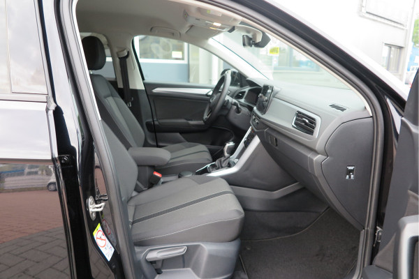 Volkswagen T-Roc 1.5 TSI 150pk DSG Life Edition, Camera,Navigatie,Virtual cockpit, ACC, Carplay ,Keyless ,Led verlichting ,Stoelverwarming, Schakelmogelijkheid stuurwiel, etc. slechts 3000km! Fabrieksgarantie t/m 02-2027. Volkswagen T-Roc 1.5 TSI 150pk DSG Life Edition, Camera,Navigatie,Virtual cockpit, ACC, Carplay ,Keyless ,Led verlichting ,Stoelverwarming, Schakelmogelijkheid stuurwiel, etc. slechts 3000km! Fabrieksgarantie t/m 02-2027.