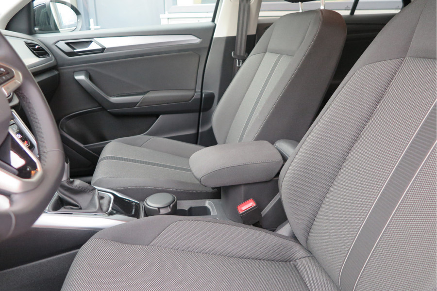 Volkswagen T-Roc 1.5 TSI 150pk DSG Life Edition, Camera,Navigatie,Virtual cockpit, ACC, Carplay ,Keyless ,Led verlichting ,Stoelverwarming, Schakelmogelijkheid stuurwiel, etc. slechts 3000km! Fabrieksgarantie t/m 02-2027. Volkswagen T-Roc 1.5 TSI 150pk DSG Life Edition, Camera,Navigatie,Virtual cockpit, ACC, Carplay ,Keyless ,Led verlichting ,Stoelverwarming, Schakelmogelijkheid stuurwiel, etc. slechts 3000km! Fabrieksgarantie t/m 02-2027.