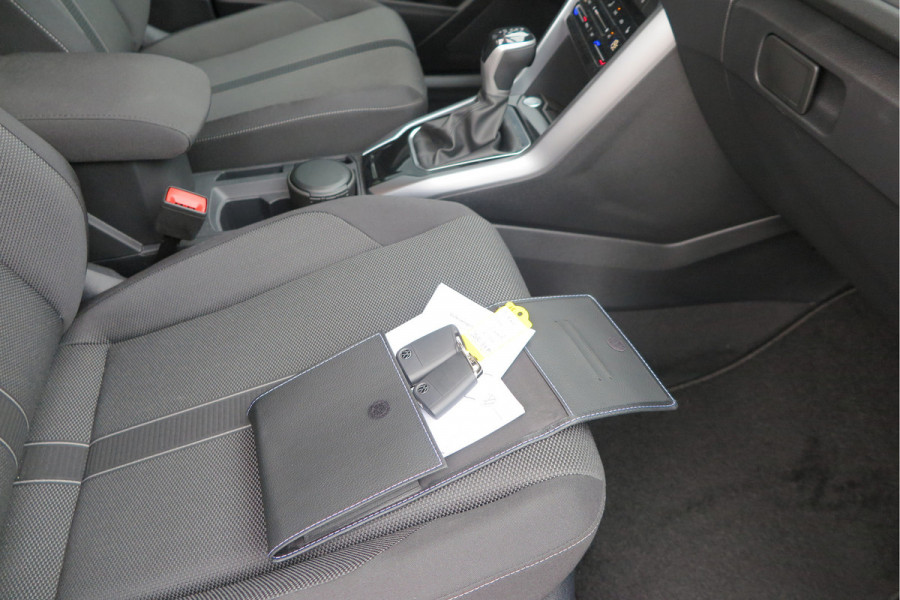 Volkswagen T-Roc 1.5 TSI 150pk DSG Life Edition, Camera,Navigatie,Virtual cockpit, ACC, Carplay ,Keyless ,Led verlichting ,Stoelverwarming, Schakelmogelijkheid stuurwiel, etc. slechts 3000km! Fabrieksgarantie t/m 02-2027. Volkswagen T-Roc 1.5 TSI 150pk DSG Life Edition, Camera,Navigatie,Virtual cockpit, ACC, Carplay ,Keyless ,Led verlichting ,Stoelverwarming, Schakelmogelijkheid stuurwiel, etc. slechts 3000km! Fabrieksgarantie t/m 02-2027.