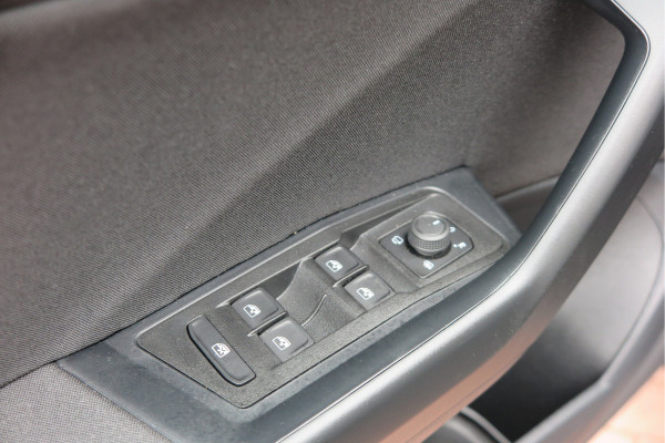 Volkswagen T-Roc 1.5 TSI 150pk DSG Life Edition, Camera,Navigatie,Virtual cockpit, ACC, Carplay ,Keyless ,Led verlichting ,Stoelverwarming, Schakelmogelijkheid stuurwiel, etc. slechts 3000km! Fabrieksgarantie t/m 02-2027. Volkswagen T-Roc 1.5 TSI 150pk DSG Life Edition, Camera,Navigatie,Virtual cockpit, ACC, Carplay ,Keyless ,Led verlichting ,Stoelverwarming, Schakelmogelijkheid stuurwiel, etc. slechts 3000km! Fabrieksgarantie t/m 02-2027.