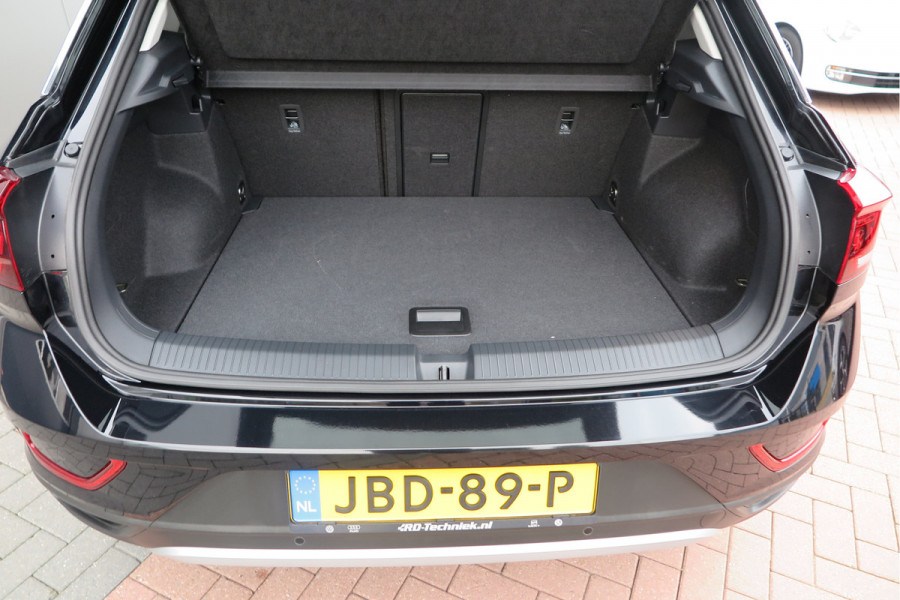 Volkswagen T-Roc 1.5 TSI 150pk DSG Life Edition, Camera,Navigatie,Virtual cockpit, ACC, Carplay ,Keyless ,Led verlichting ,Stoelverwarming, Schakelmogelijkheid stuurwiel, etc. slechts 3000km! Fabrieksgarantie t/m 02-2027. Volkswagen T-Roc 1.5 TSI 150pk DSG Life Edition, Camera,Navigatie,Virtual cockpit, ACC, Carplay ,Keyless ,Led verlichting ,Stoelverwarming, Schakelmogelijkheid stuurwiel, etc. slechts 3000km! Fabrieksgarantie t/m 02-2027.