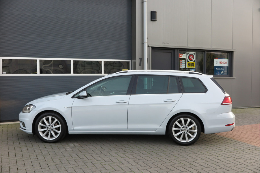 Volkswagen GOLF Variant 1.5 TSI 96kw 130pk Highline , Adaptive cruise ,Virtual cockpit,Navi, Trekhaak(afneembaar), Stoelverwarming, Alcantara, 17"Lichtmetalen velgen, DAB+ radio , Carplay , PDC, Camera, etc. Onderhoudshistorie volledig & bekend.