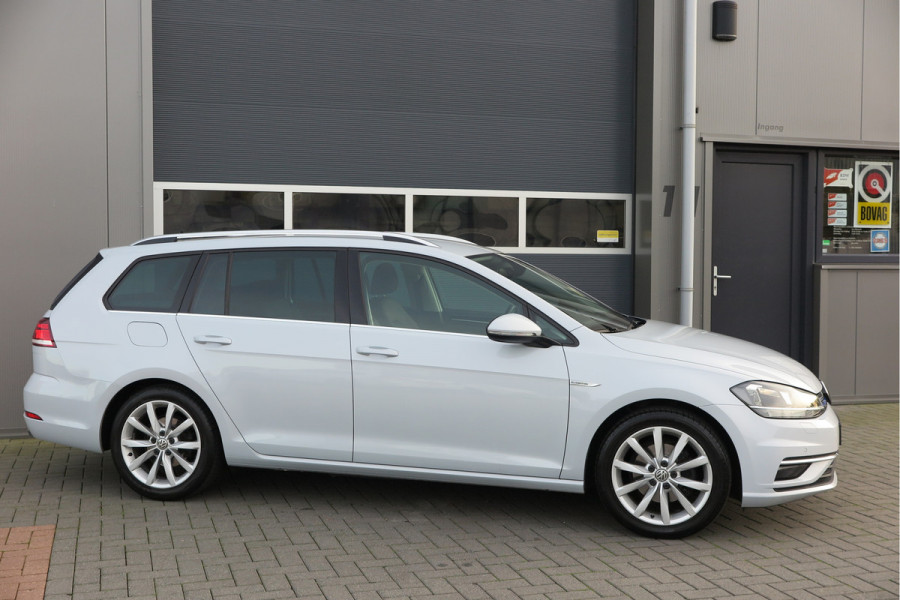Volkswagen GOLF Variant 1.5 TSI 96kw 130pk Highline , Adaptive cruise ,Virtual cockpit,Navi, Trekhaak(afneembaar), Stoelverwarming, Alcantara, 17"Lichtmetalen velgen, DAB+ radio , Carplay , PDC, Camera, etc. Onderhoudshistorie volledig & bekend.