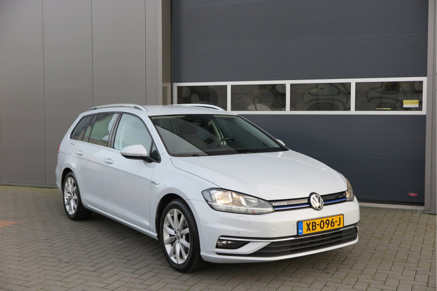 Volkswagen GOLF Variant 1.5 TSI 96kw 130pk Highline , Adaptive cruise ,Virtual cockpit,Navi, Trekhaak(afneembaar), Stoelverwarming, Alcantara, 17"Lichtmetalen velgen, DAB+ radio , Carplay , PDC, Camera, etc. Onderhoudshistorie volledig & bekend.