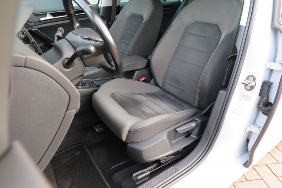Volkswagen GOLF Variant 1.5 TSI 96kw 130pk Highline , Adaptive cruise ,Virtual cockpit,Navi, Trekhaak(afneembaar), Stoelverwarming, Alcantara, 17"Lichtmetalen velgen, DAB+ radio , Carplay , PDC, Camera, etc. Onderhoudshistorie volledig & bekend.
