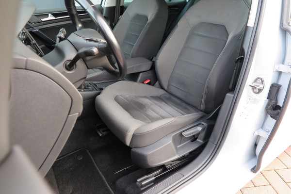 Volkswagen GOLF Variant 1.5 TSI 96kw 130pk Highline , Adaptive cruise ,Virtual cockpit,Navi, Trekhaak(afneembaar), Stoelverwarming, Alcantara, 17"Lichtmetalen velgen, DAB+ radio , Carplay , PDC, Camera, etc. Onderhoudshistorie volledig & bekend.