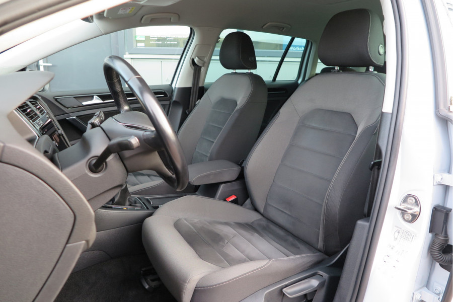 Volkswagen GOLF Variant 1.5 TSI 96kw 130pk Highline , Adaptive cruise ,Virtual cockpit,Navi, Trekhaak(afneembaar), Stoelverwarming, Alcantara, 17"Lichtmetalen velgen, DAB+ radio , Carplay , PDC, Camera, etc. Onderhoudshistorie volledig & bekend.