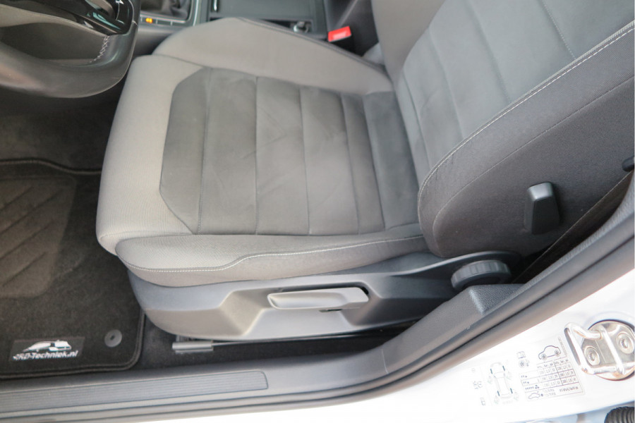 Volkswagen GOLF Variant 1.5 TSI 96kw 130pk Highline , Adaptive cruise ,Virtual cockpit,Navi, Trekhaak(afneembaar), Stoelverwarming, Alcantara, 17"Lichtmetalen velgen, DAB+ radio , Carplay , PDC, Camera, etc. Onderhoudshistorie volledig & bekend.