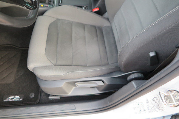Volkswagen GOLF Variant 1.5 TSI 96kw 130pk Highline , Adaptive cruise ,Virtual cockpit,Navi, Trekhaak(afneembaar), Stoelverwarming, Alcantara, 17"Lichtmetalen velgen, DAB+ radio , Carplay , PDC, Camera, etc. Onderhoudshistorie volledig & bekend.
