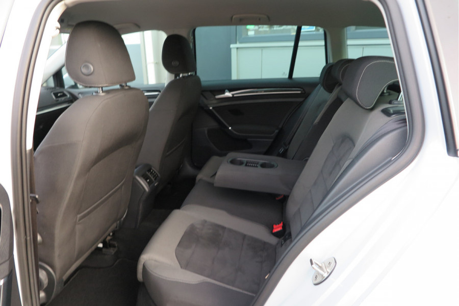 Volkswagen GOLF Variant 1.5 TSI 96kw 130pk Highline , Adaptive cruise ,Virtual cockpit,Navi, Trekhaak(afneembaar), Stoelverwarming, Alcantara, 17"Lichtmetalen velgen, DAB+ radio , Carplay , PDC, Camera, etc. Onderhoudshistorie volledig & bekend.