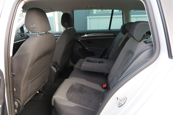 Volkswagen GOLF Variant 1.5 TSI 96kw 130pk Highline , Adaptive cruise ,Virtual cockpit,Navi, Trekhaak(afneembaar), Stoelverwarming, Alcantara, 17"Lichtmetalen velgen, DAB+ radio , Carplay , PDC, Camera, etc. Onderhoudshistorie volledig & bekend.