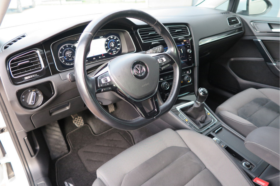 Volkswagen GOLF Variant 1.5 TSI 96kw 130pk Highline , Adaptive cruise ,Virtual cockpit,Navi, Trekhaak(afneembaar), Stoelverwarming, Alcantara, 17"Lichtmetalen velgen, DAB+ radio , Carplay , PDC, Camera, etc. Onderhoudshistorie volledig & bekend.