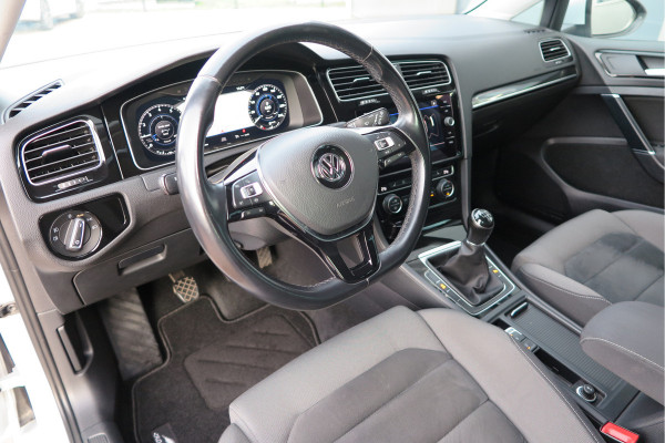 Volkswagen GOLF Variant 1.5 TSI 96kw 130pk Highline , Adaptive cruise ,Virtual cockpit,Navi, Trekhaak(afneembaar), Stoelverwarming, Alcantara, 17"Lichtmetalen velgen, DAB+ radio , Carplay , PDC, Camera, etc. Onderhoudshistorie volledig & bekend.