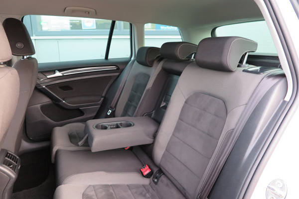 Volkswagen GOLF Variant 1.5 TSI 96kw 130pk Highline , Adaptive cruise ,Virtual cockpit,Navi, Trekhaak(afneembaar), Stoelverwarming, Alcantara, 17"Lichtmetalen velgen, DAB+ radio , Carplay , PDC, Camera, etc. Onderhoudshistorie volledig & bekend.