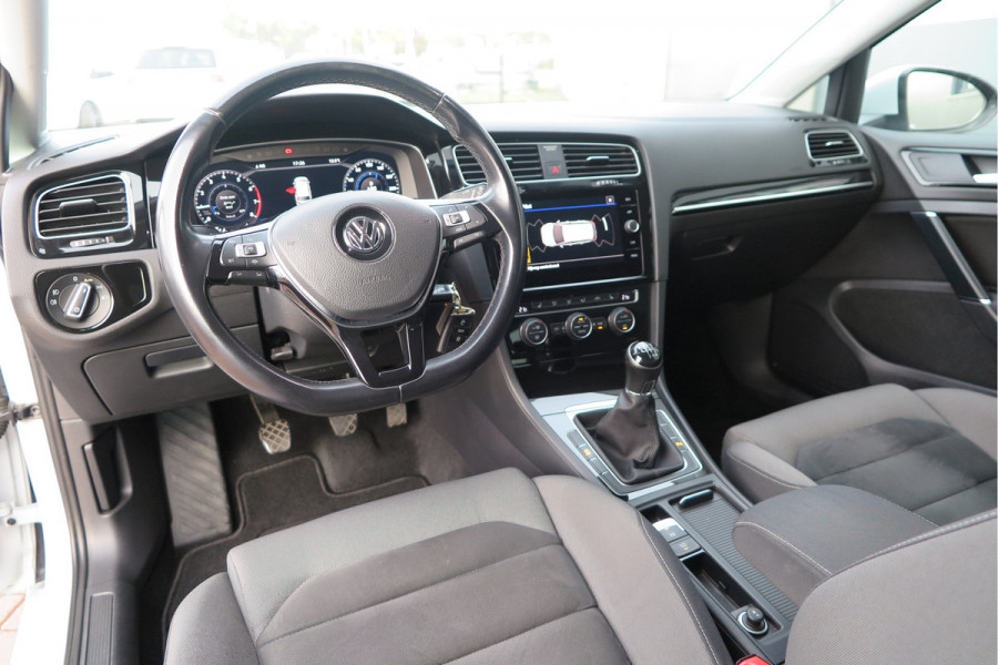 Volkswagen GOLF Variant 1.5 TSI 96kw 130pk Highline , Adaptive cruise ,Virtual cockpit,Navi, Trekhaak(afneembaar), Stoelverwarming, Alcantara, 17"Lichtmetalen velgen, DAB+ radio , Carplay , PDC, Camera, etc. Onderhoudshistorie volledig & bekend.