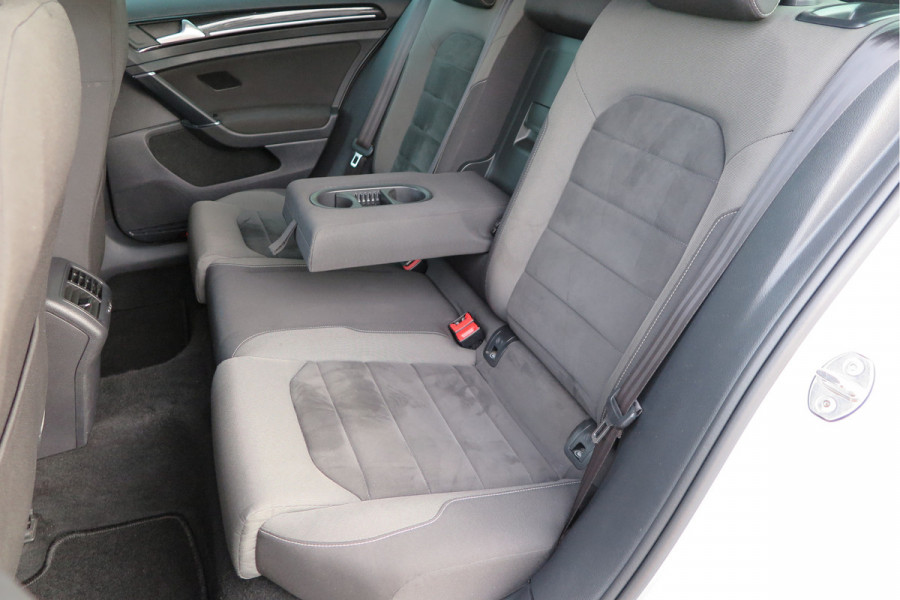 Volkswagen GOLF Variant 1.5 TSI 96kw 130pk Highline , Adaptive cruise ,Virtual cockpit,Navi, Trekhaak(afneembaar), Stoelverwarming, Alcantara, 17"Lichtmetalen velgen, DAB+ radio , Carplay , PDC, Camera, etc. Onderhoudshistorie volledig & bekend.
