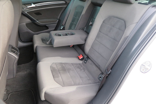 Volkswagen GOLF Variant 1.5 TSI 96kw 130pk Highline , Adaptive cruise ,Virtual cockpit,Navi, Trekhaak(afneembaar), Stoelverwarming, Alcantara, 17"Lichtmetalen velgen, DAB+ radio , Carplay , PDC, Camera, etc. Onderhoudshistorie volledig & bekend.