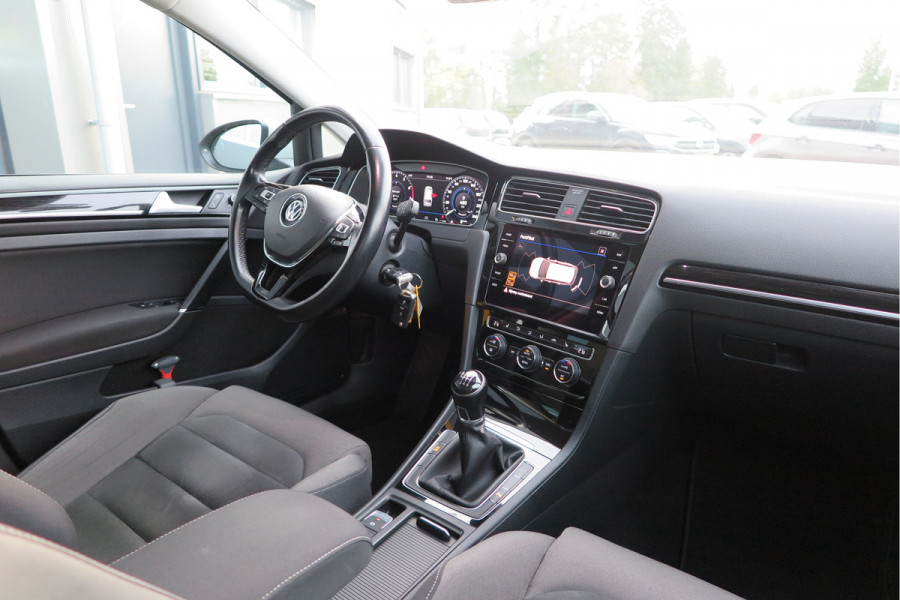 Volkswagen GOLF Variant 1.5 TSI 96kw 130pk Highline , Adaptive cruise ,Virtual cockpit,Navi, Trekhaak(afneembaar), Stoelverwarming, Alcantara, 17"Lichtmetalen velgen, DAB+ radio , Carplay , PDC, Camera, etc. Onderhoudshistorie volledig & bekend.