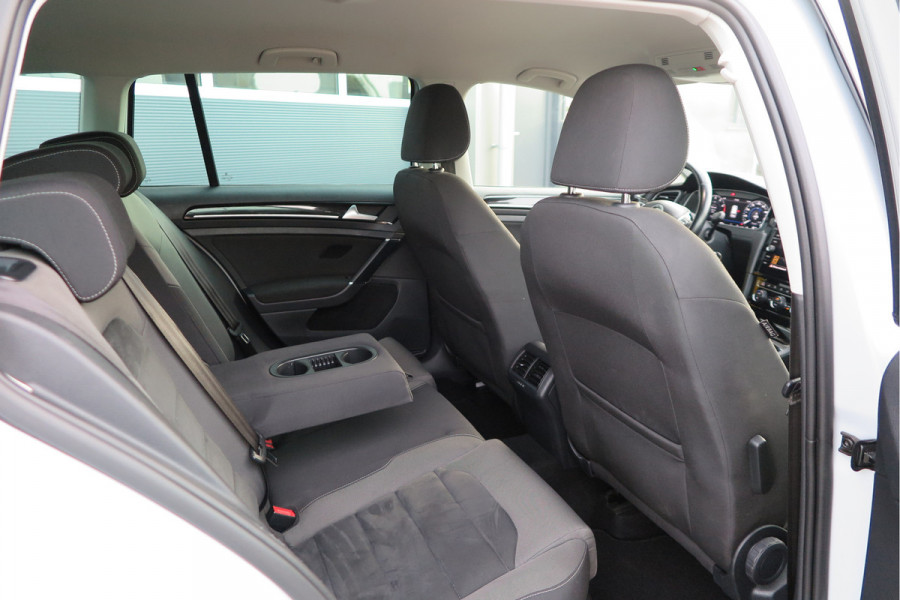 Volkswagen GOLF Variant 1.5 TSI 96kw 130pk Highline , Adaptive cruise ,Virtual cockpit,Navi, Trekhaak(afneembaar), Stoelverwarming, Alcantara, 17"Lichtmetalen velgen, DAB+ radio , Carplay , PDC, Camera, etc. Onderhoudshistorie volledig & bekend.