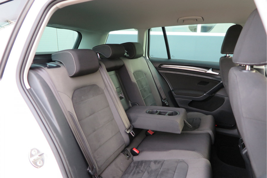 Volkswagen GOLF Variant 1.5 TSI 96kw 130pk Highline , Adaptive cruise ,Virtual cockpit,Navi, Trekhaak(afneembaar), Stoelverwarming, Alcantara, 17"Lichtmetalen velgen, DAB+ radio , Carplay , PDC, Camera, etc. Onderhoudshistorie volledig & bekend.