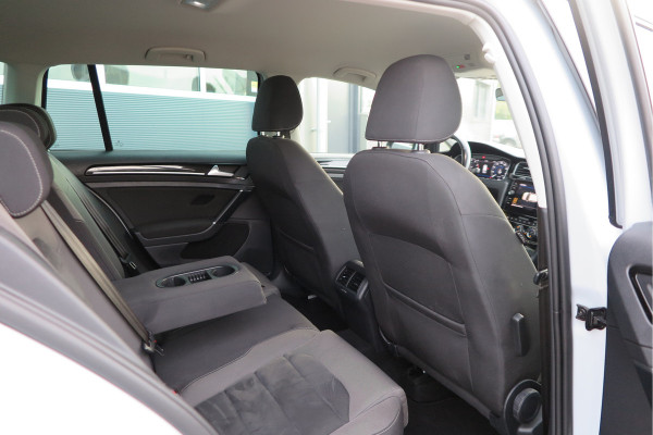 Volkswagen GOLF Variant 1.5 TSI 96kw 130pk Highline , Adaptive cruise ,Virtual cockpit,Navi, Trekhaak(afneembaar), Stoelverwarming, Alcantara, 17"Lichtmetalen velgen, DAB+ radio , Carplay , PDC, Camera, etc. Onderhoudshistorie volledig & bekend.