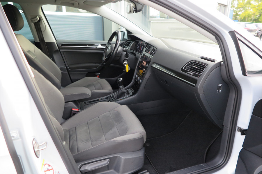Volkswagen GOLF Variant 1.5 TSI 96kw 130pk Highline , Adaptive cruise ,Virtual cockpit,Navi, Trekhaak(afneembaar), Stoelverwarming, Alcantara, 17"Lichtmetalen velgen, DAB+ radio , Carplay , PDC, Camera, etc. Onderhoudshistorie volledig & bekend.
