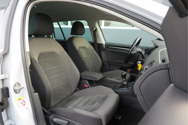 Volkswagen GOLF Variant 1.5 TSI 96kw 130pk Highline , Adaptive cruise ,Virtual cockpit,Navi, Trekhaak(afneembaar), Stoelverwarming, Alcantara, 17"Lichtmetalen velgen, DAB+ radio , Carplay , PDC, Camera, etc. Onderhoudshistorie volledig & bekend.