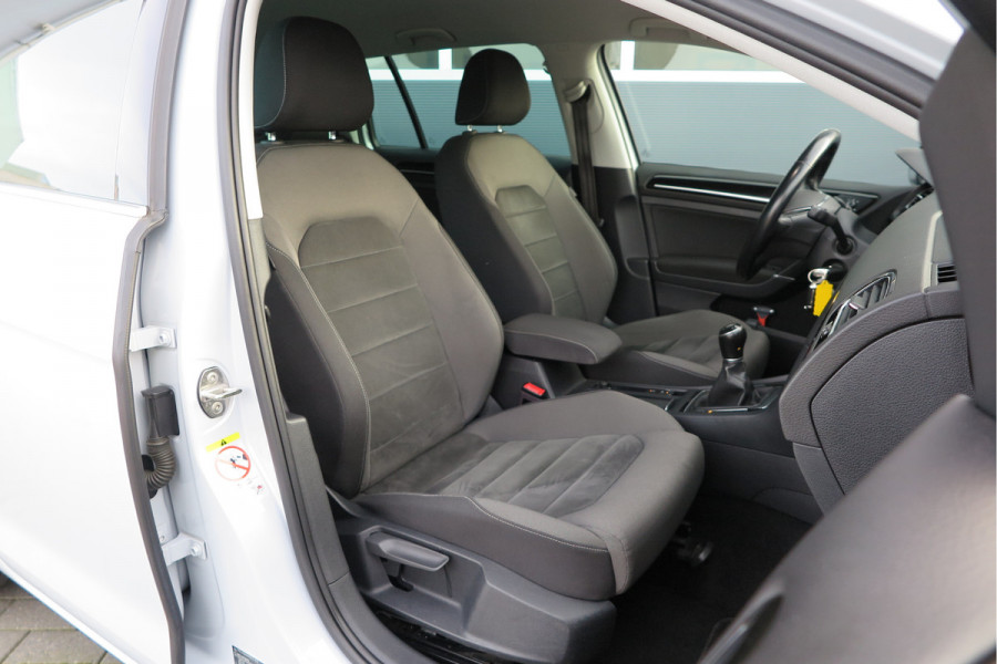 Volkswagen GOLF Variant 1.5 TSI 96kw 130pk Highline , Adaptive cruise ,Virtual cockpit,Navi, Trekhaak(afneembaar), Stoelverwarming, Alcantara, 17"Lichtmetalen velgen, DAB+ radio , Carplay , PDC, Camera, etc. Onderhoudshistorie volledig & bekend.