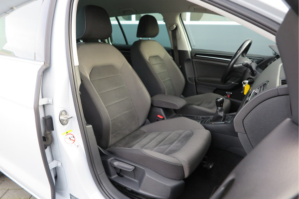 Volkswagen GOLF Variant 1.5 TSI 96kw 130pk Highline , Adaptive cruise ,Virtual cockpit,Navi, Trekhaak(afneembaar), Stoelverwarming, Alcantara, 17"Lichtmetalen velgen, DAB+ radio , Carplay , PDC, Camera, etc. Onderhoudshistorie volledig & bekend.