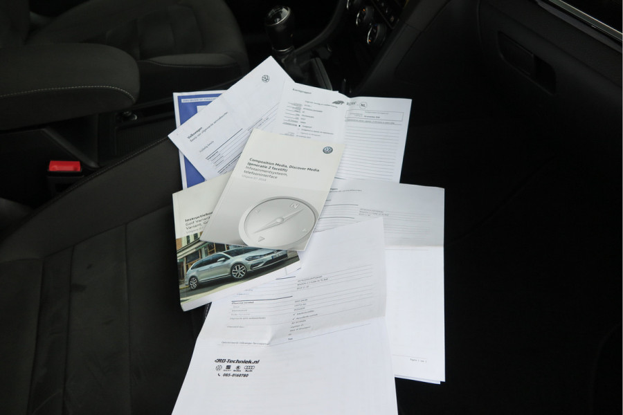 Volkswagen GOLF Variant 1.5 TSI 96kw 130pk Highline , Adaptive cruise ,Virtual cockpit,Navi, Trekhaak(afneembaar), Stoelverwarming, Alcantara, 17"Lichtmetalen velgen, DAB+ radio , Carplay , PDC, Camera, etc. Onderhoudshistorie volledig & bekend.