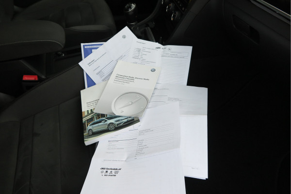 Volkswagen GOLF Variant 1.5 TSI 96kw 130pk Highline , Adaptive cruise ,Virtual cockpit,Navi, Trekhaak(afneembaar), Stoelverwarming, Alcantara, 17"Lichtmetalen velgen, DAB+ radio , Carplay , PDC, Camera, etc. Onderhoudshistorie volledig & bekend.