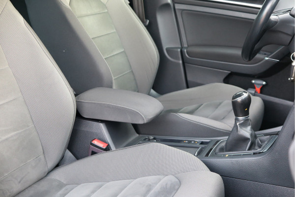 Volkswagen GOLF Variant 1.5 TSI 96kw 130pk Highline , Adaptive cruise ,Virtual cockpit,Navi, Trekhaak(afneembaar), Stoelverwarming, Alcantara, 17"Lichtmetalen velgen, DAB+ radio , Carplay , PDC, Camera, etc. Onderhoudshistorie volledig & bekend.