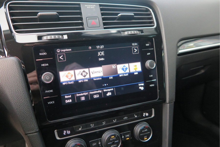 Volkswagen GOLF Variant 1.5 TSI 96kw 130pk Highline , Adaptive cruise ,Virtual cockpit,Navi, Trekhaak(afneembaar), Stoelverwarming, Alcantara, 17"Lichtmetalen velgen, DAB+ radio , Carplay , PDC, Camera, etc. Onderhoudshistorie volledig & bekend.