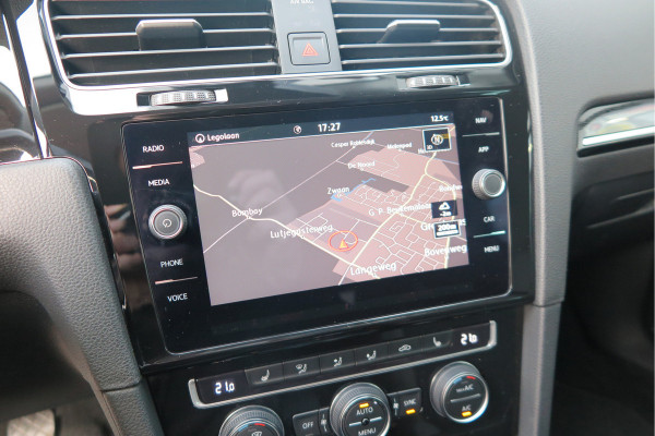 Volkswagen GOLF Variant 1.5 TSI 96kw 130pk Highline , Adaptive cruise ,Virtual cockpit,Navi, Trekhaak(afneembaar), Stoelverwarming, Alcantara, 17"Lichtmetalen velgen, DAB+ radio , Carplay , PDC, Camera, etc. Onderhoudshistorie volledig & bekend.