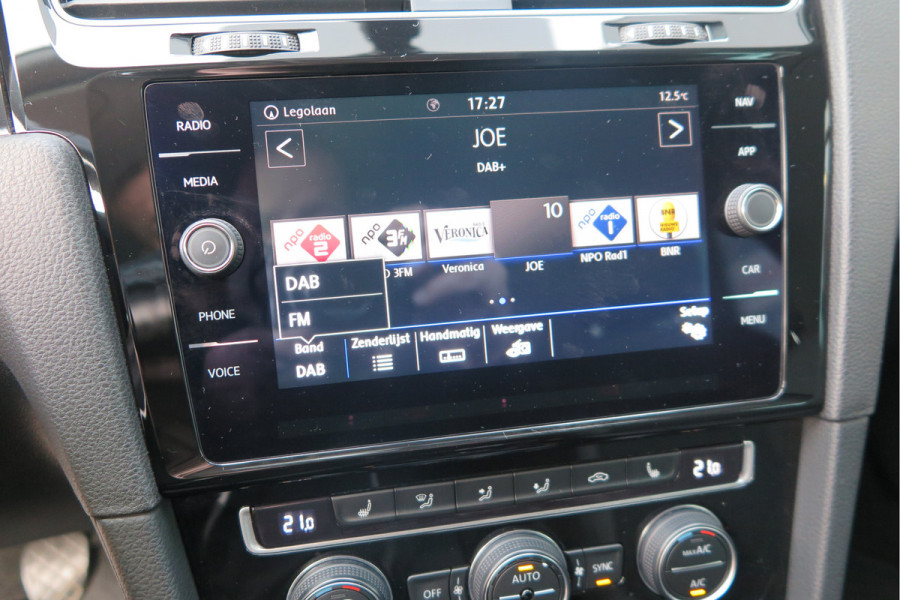 Volkswagen GOLF Variant 1.5 TSI 96kw 130pk Highline , Adaptive cruise ,Virtual cockpit,Navi, Trekhaak(afneembaar), Stoelverwarming, Alcantara, 17"Lichtmetalen velgen, DAB+ radio , Carplay , PDC, Camera, etc. Onderhoudshistorie volledig & bekend.