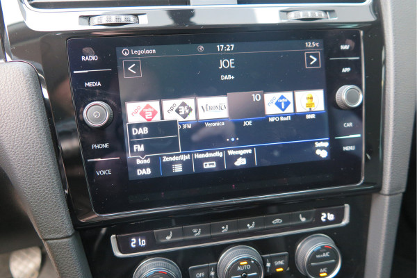 Volkswagen GOLF Variant 1.5 TSI 96kw 130pk Highline , Adaptive cruise ,Virtual cockpit,Navi, Trekhaak(afneembaar), Stoelverwarming, Alcantara, 17"Lichtmetalen velgen, DAB+ radio , Carplay , PDC, Camera, etc. Onderhoudshistorie volledig & bekend.