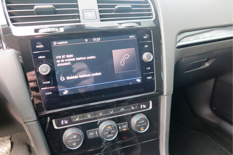 Volkswagen GOLF Variant 1.5 TSI 96kw 130pk Highline , Adaptive cruise ,Virtual cockpit,Navi, Trekhaak(afneembaar), Stoelverwarming, Alcantara, 17"Lichtmetalen velgen, DAB+ radio , Carplay , PDC, Camera, etc. Onderhoudshistorie volledig & bekend.