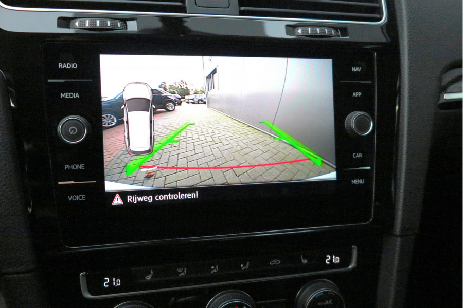 Volkswagen GOLF Variant 1.5 TSI 96kw 130pk Highline , Adaptive cruise ,Virtual cockpit,Navi, Trekhaak(afneembaar), Stoelverwarming, Alcantara, 17"Lichtmetalen velgen, DAB+ radio , Carplay , PDC, Camera, etc. Onderhoudshistorie volledig & bekend.