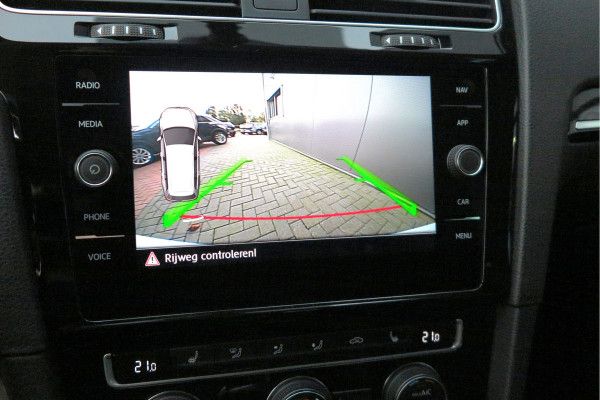 Volkswagen GOLF Variant 1.5 TSI 96kw 130pk Highline , Adaptive cruise ,Virtual cockpit,Navi, Trekhaak(afneembaar), Stoelverwarming, Alcantara, 17"Lichtmetalen velgen, DAB+ radio , Carplay , PDC, Camera, etc. Onderhoudshistorie volledig & bekend.