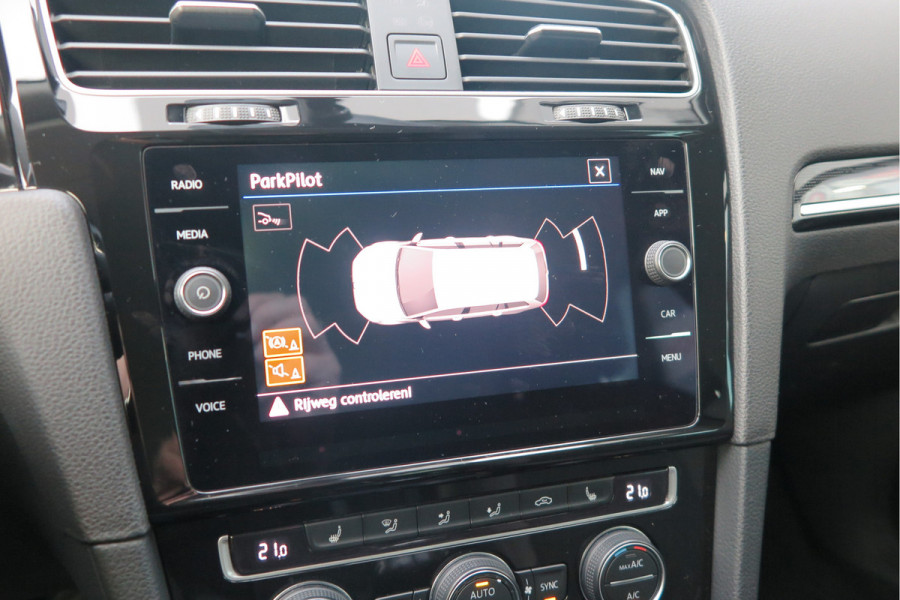 Volkswagen GOLF Variant 1.5 TSI 96kw 130pk Highline , Adaptive cruise ,Virtual cockpit,Navi, Trekhaak(afneembaar), Stoelverwarming, Alcantara, 17"Lichtmetalen velgen, DAB+ radio , Carplay , PDC, Camera, etc. Onderhoudshistorie volledig & bekend.