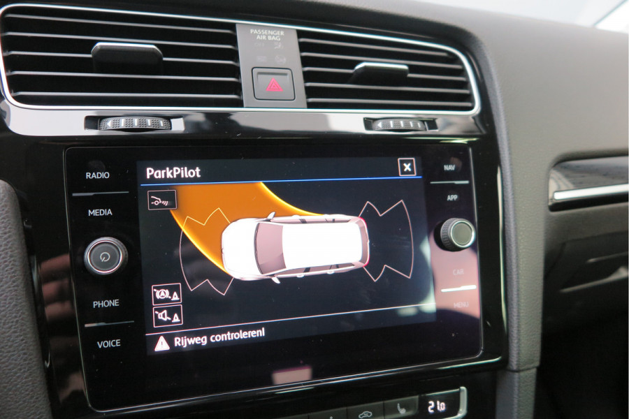 Volkswagen GOLF Variant 1.5 TSI 96kw 130pk Highline , Adaptive cruise ,Virtual cockpit,Navi, Trekhaak(afneembaar), Stoelverwarming, Alcantara, 17"Lichtmetalen velgen, DAB+ radio , Carplay , PDC, Camera, etc. Onderhoudshistorie volledig & bekend.