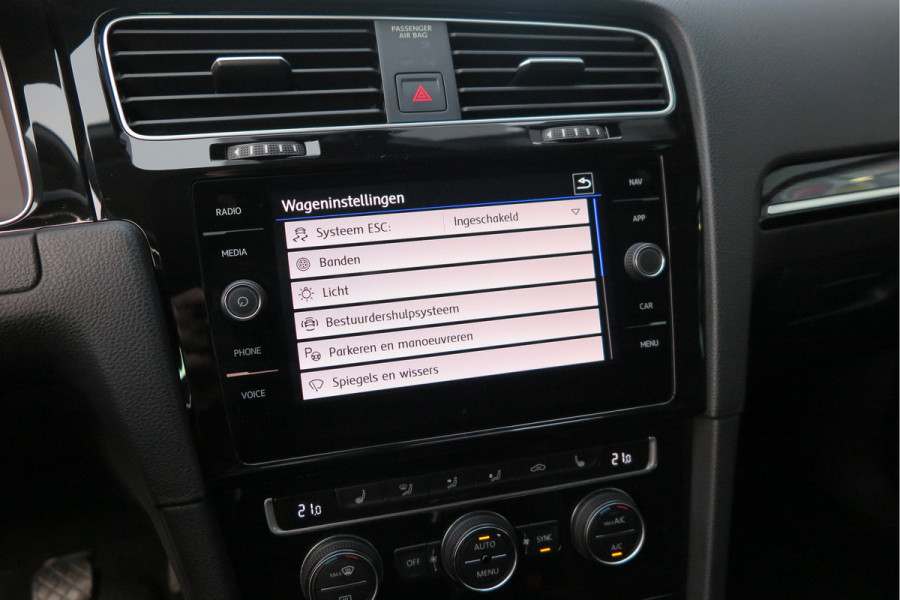 Volkswagen GOLF Variant 1.5 TSI 96kw 130pk Highline , Adaptive cruise ,Virtual cockpit,Navi, Trekhaak(afneembaar), Stoelverwarming, Alcantara, 17"Lichtmetalen velgen, DAB+ radio , Carplay , PDC, Camera, etc. Onderhoudshistorie volledig & bekend.