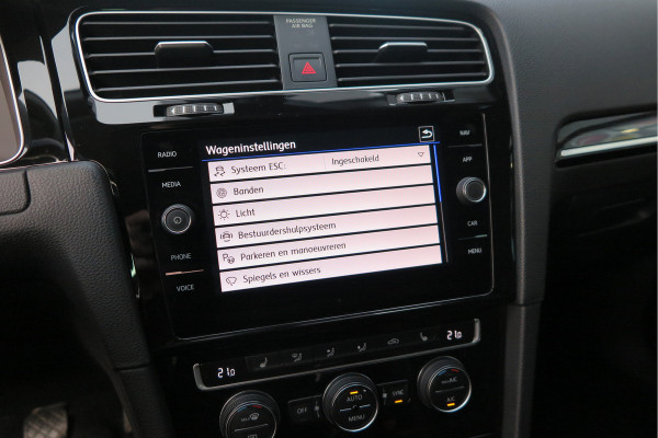 Volkswagen GOLF Variant 1.5 TSI 96kw 130pk Highline , Adaptive cruise ,Virtual cockpit,Navi, Trekhaak(afneembaar), Stoelverwarming, Alcantara, 17"Lichtmetalen velgen, DAB+ radio , Carplay , PDC, Camera, etc. Onderhoudshistorie volledig & bekend.
