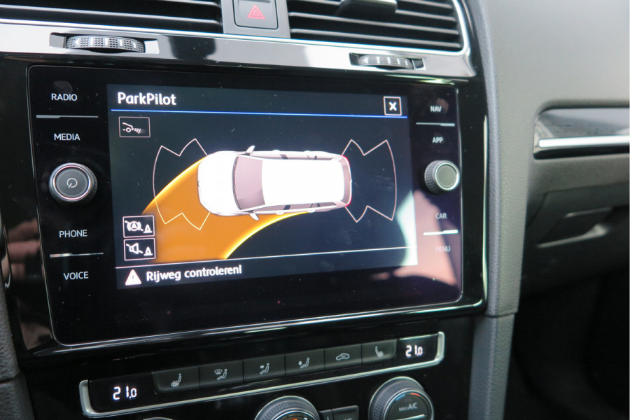 Volkswagen GOLF Variant 1.5 TSI 96kw 130pk Highline , Adaptive cruise ,Virtual cockpit,Navi, Trekhaak(afneembaar), Stoelverwarming, Alcantara, 17"Lichtmetalen velgen, DAB+ radio , Carplay , PDC, Camera, etc. Onderhoudshistorie volledig & bekend.