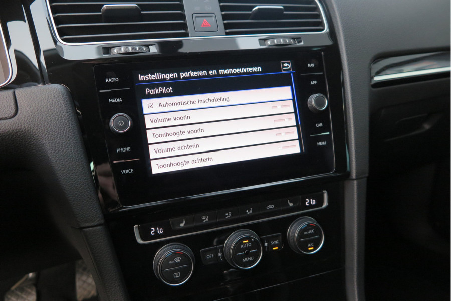 Volkswagen GOLF Variant 1.5 TSI 96kw 130pk Highline , Adaptive cruise ,Virtual cockpit,Navi, Trekhaak(afneembaar), Stoelverwarming, Alcantara, 17"Lichtmetalen velgen, DAB+ radio , Carplay , PDC, Camera, etc. Onderhoudshistorie volledig & bekend.