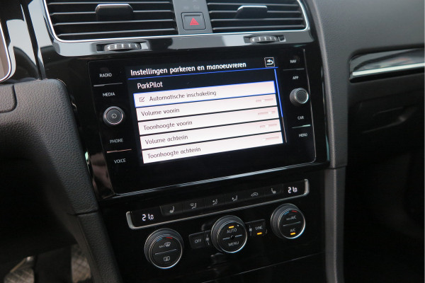 Volkswagen GOLF Variant 1.5 TSI 96kw 130pk Highline , Adaptive cruise ,Virtual cockpit,Navi, Trekhaak(afneembaar), Stoelverwarming, Alcantara, 17"Lichtmetalen velgen, DAB+ radio , Carplay , PDC, Camera, etc. Onderhoudshistorie volledig & bekend.
